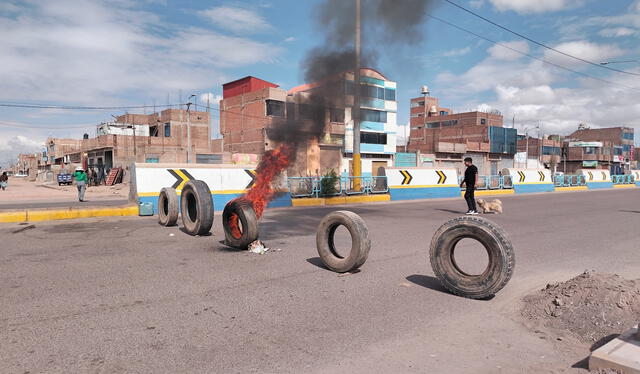 Manifestantes bloquearon algunas vías en la zona restringiendo el paso del transporte público. Foto: Cinthia Álvarez LR.   