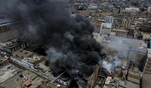 Incendio de gran magnitud afectó viviendas, un edificio y una quinta. Bomberos advierten que el fuego podría prologarse debido a un almacén de pirotécnicos. Foto: Miguel Vásquez   