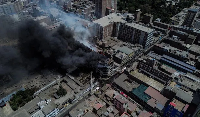 Rafael Loza pidió a la ciudadanía que no se acerque al lugar a fin de no impedir el paso de las cisternas que atenderán la emergencia. Foto: Miguel Vásquez   