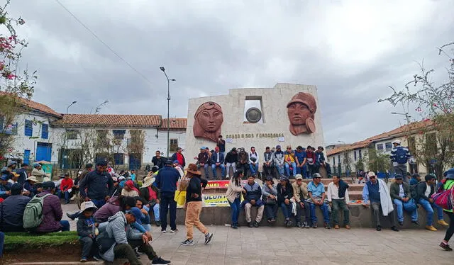 Manifestantes se concentran para movilizarse hacia la plaza mayor de Cusco. Foto: Luis Álvarez.   