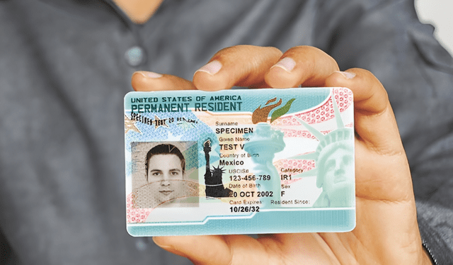 Se establecerán requisitos más estrictos para aspirar a la Green Card, buscando atraer a inmigrantes con habilidades en sectores clave como tecnología y ciencias, optimizando el mercado laboral. Foto: El Sol News   