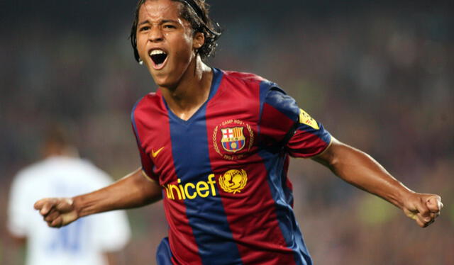  Giovani dos Santos se comenzó su carrera profesional con el FC Barcelona.   