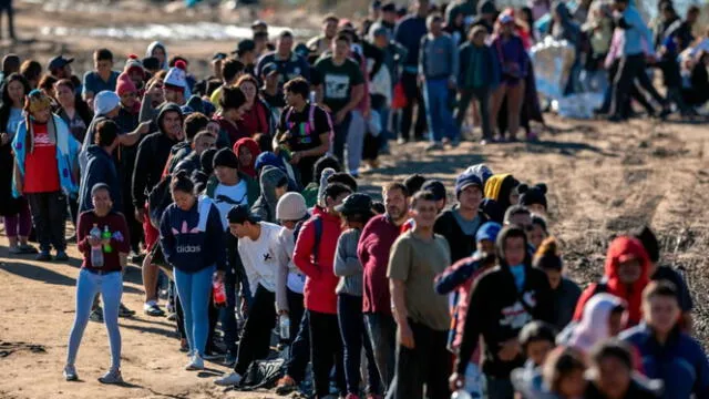 Las entidades como el ICE y el Tribunal de Inmigración ofrecen métodos para comprobar si hay una orden de deportación activa. Foto: CNN en Español   