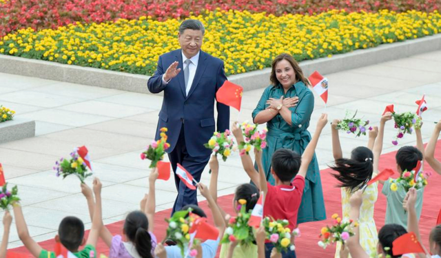 El presidente de China, Xi Jinping, celebra una ceremonia de bienvenida para su homóloga peruana, Dina Boluarte, en la plaza situada frente a la puerta este del Gran Palacio del Pueblo, antes de su encuentro en Beijing, China, el 28 de junio de 2024.   