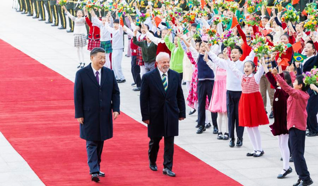 El presidente de China, Xi Jinping, celebra una ceremonia de bienvenida para su homólogo brasileño, Luiz Inácio Lula da Silva, en la plaza situada frente a la entrada este del Gran Palacio del Pueblo, antes de sus conversaciones en Beijing, China, el 14 de abril de 2023.   