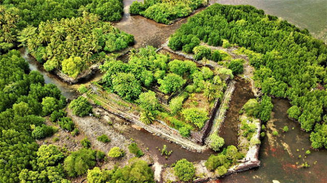  La fundación de Nan Madol se atribuye a dos hechiceros gemelos, quienes, según relatos locales, usaron magia para levantar las enormes piedras. Foto: Istock   