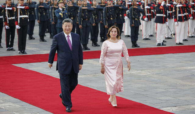 Xi Jinping a su llegada a Palacio de Gobierno, donde fue recibido por la presidenta de Perú, Dina Boluarte. Foto: Marco Cotrina/La República   