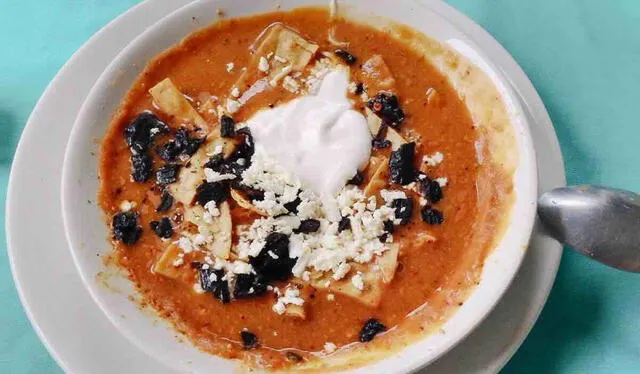  La sopa tarasca incorpora ingredientes tradicionales como frijoles y jitomate, que aportan un valor nutricional significativo y un sabor característico. Foto: Gourmet México   