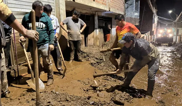 Pobladores sufren los embates de las intensas lluvias. Foto: La República   