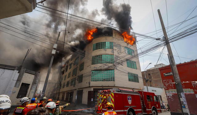  La Municipalidad de Lima cerró dos zona afectada por el incendio en Barrios Altos para realizar la limpieza de escombros y a la atención de familias afectadas.&nbsp;Foto: LR   