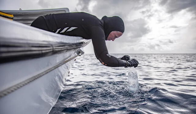 Molly Timmerse, científica principal de la investigación, recoge muestras de ADN para más información sobre las condiciones en las que vive el coral. Foto: National Geographic Pristine Seas.   