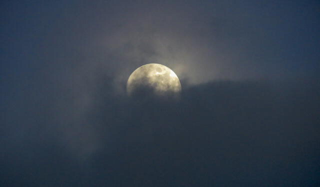 Es recomendable revisar el clima para hallar un buen lugar si se busca observar mejor la luna llena. Foto: Pexels   