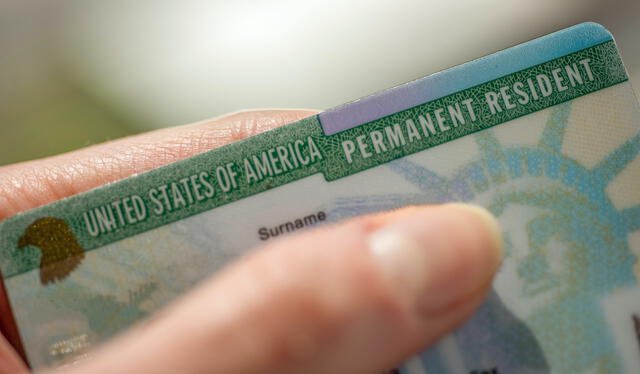 Entre 2020 y 2022, Costco tramitó 304 solicitudes H-1B y emitió 93 Green Cards, ampliando oportunidades laborales en áreas de alta demanda como ingeniería y tecnología. Foto: Infobae   