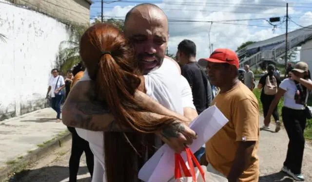 Hombre abraza a su familiar tras ser liberado de la prisión de Tocuyito.   