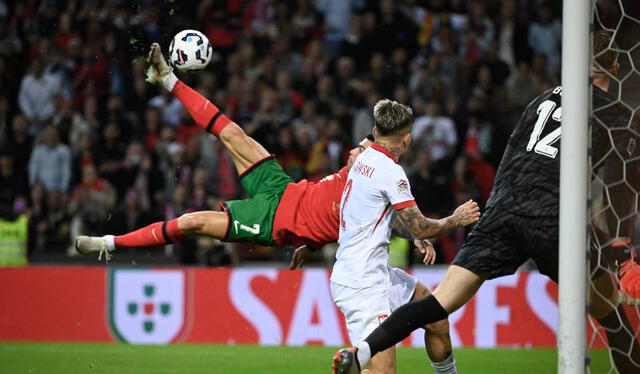  Con su doblete contra Polonia, con chalaca incluida, CR7 coloca a Portugal líder del grupo A de la Nations League. Foto: AFP    