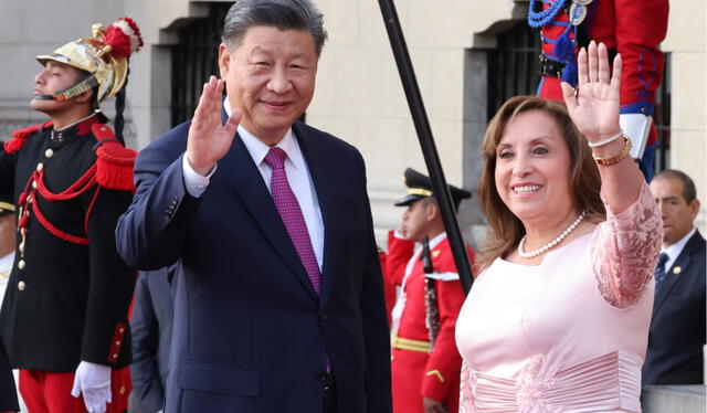 El presidente chino, Xi Jinping, asiste a una gran ceremonia de bienvenida organizada por la presidenta peruana, Dina Boluarte, en Lima, Perú, el 14 de noviembre de 2024. Xi mantuvo conversaciones el mismo día con Boluarte en Lima.    