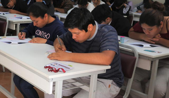  Cientos de estudiantes rindieron examen para ingresar a la UNSA. Foto: UNSA   