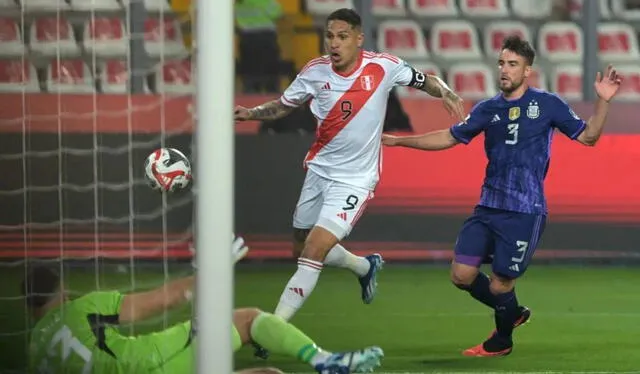  Paolo Guerrero es uno de los jugadores que corren peligro de no poder estar en la próxima jornada de las Eliminatorias. Foto: AFP    