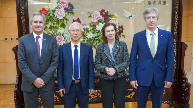  Pablo Quirno, secretario de Finanzas; ministro de Relaciones Exteriores chino, Wang Yi; la excanciller Diana Mondino y el titular del Banco Central, Santiago Bausili. Foto: Cancillería argentina.    