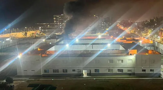 Parte del Cuerpo General de Bomberos señala que se trata de un motín provocado por los internos. Foto: Difusión   