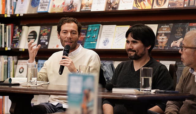 Robles en la presentación de su reciente libro, al lado de otro notable cronista, el colombiano Felipe Restrepo Pombo.   