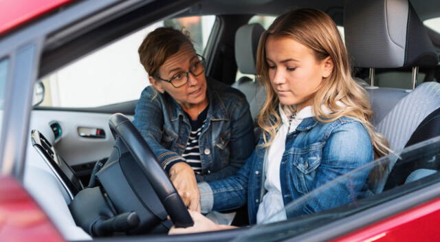 Los jóvenes deben completar un curso de educación vial, aprobar un examen teórico y realizar una prueba práctica. Estos pasos aseguran una formación adecuada antes de recibir la licencia. Foto: Motor El País   