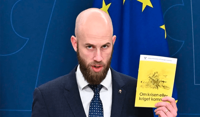 Carl-Oskar Bohlin, ministro de Defensa Civil de Suecia, presentó hace un mes en Estocolmo la nueva versión del folleto "Si la crisis de la guerra llega". Foto: AFP.    