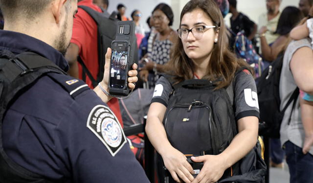  Cumplir con las reglas migratorias no es complicado si tienes claridad sobre los usos permitidos para cada tipo de visa. Foto: ACLU of Texas   