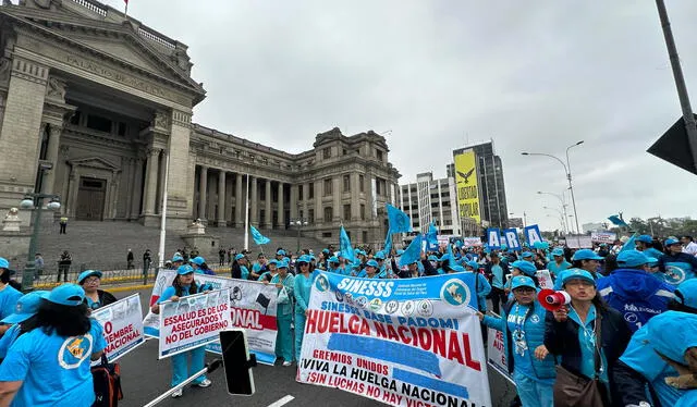  Personal de salud se congrega en Palacio de Justicia. Foto: Fiorella Alvarado/La República   