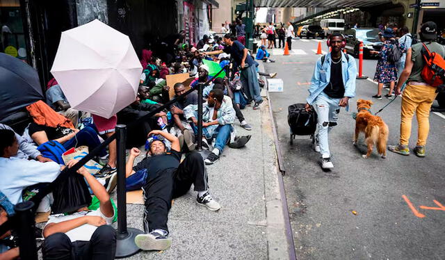  Esta decisión representa una pérdida importante para los inmigrantes beneficiarios de las tarjetas prepagas, ya que pierden una fuente clave de apoyo para cubrir sus necesidades básicas. Foto: La Nación   