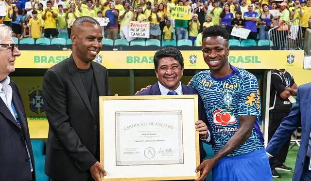  Vinícius recibió un certificado que comprueba que sus ancestros pertenecían a la tribu Tikar. Foto: CBF    