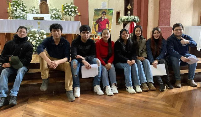  Jóvenes expresan su cariño por el beato Carlos Acutis. Foto: Iglesia.cl   