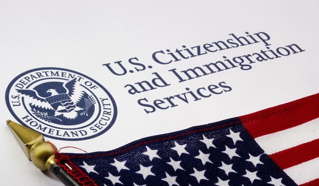 El examen oral, parte de la entrevista con el USCIS, incluye hasta diez preguntas de una lista oficial de cien, con un mínimo de seis respuestas correctas para aprobar. Foto: USCIS   