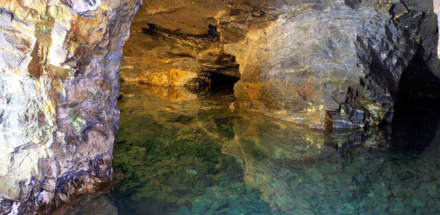  La mina posee un lago subterráneo apto para realizar buceo. Foto: Minas da Passagem   