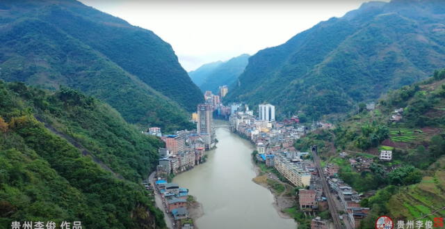 Yanjin, en China, es la ciudad más estrecha del mundo, con más de 400.000 habitantes distribuidos en franjas de 30 a 300 metros de ancho. Foto: captura Guizhou Li Jun/YouTube   