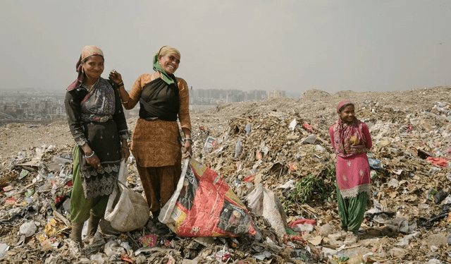  En el vertedero de Ghazipur, en Delhi, mujeres trabajan entre montañas de desechos buscando piezas de metal que puedan intercambiar por dinero. Foto: National Geographic.    