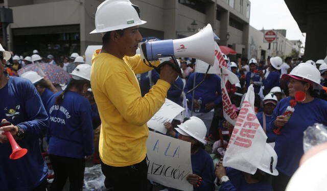 Mineros con megáfono y pancartas se encuentran afuera del Congreso. Foto: La República   