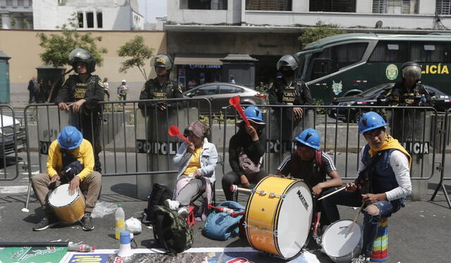 Mineros con bombos, tambores, tarolas y otros instrumentos protestan en exteriores del Congreso