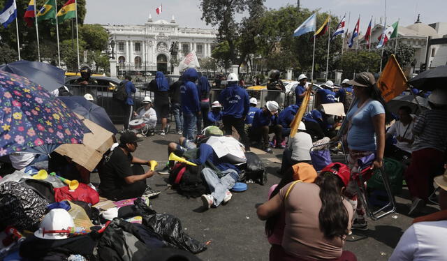 Mineros se instalaron en exteriores del Congreso