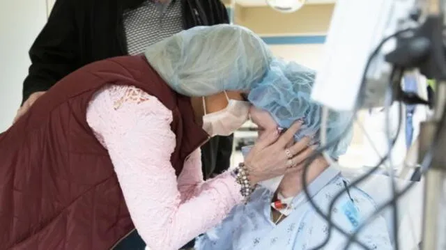  Derek junto a su madre, antes de ingresar a la cirugía que le cambiaría su vida. Foto: Mayo Clinic.    