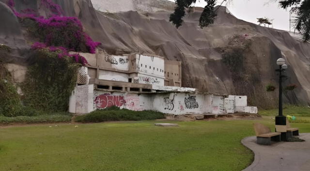  Castillo abandonado en la Costa Verde.   