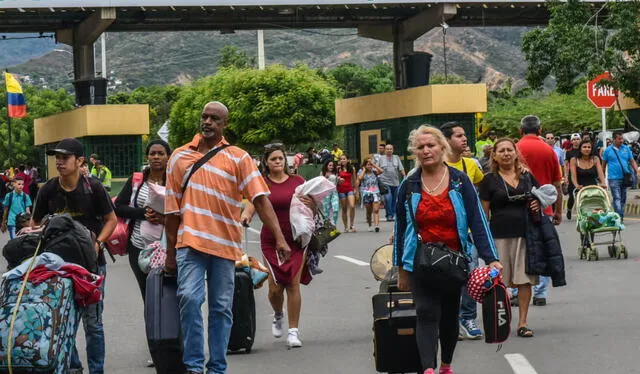  Ciudadanos venezolanos en búsqueda de nuevas oportunidades laborales. Foto: Mundiario   