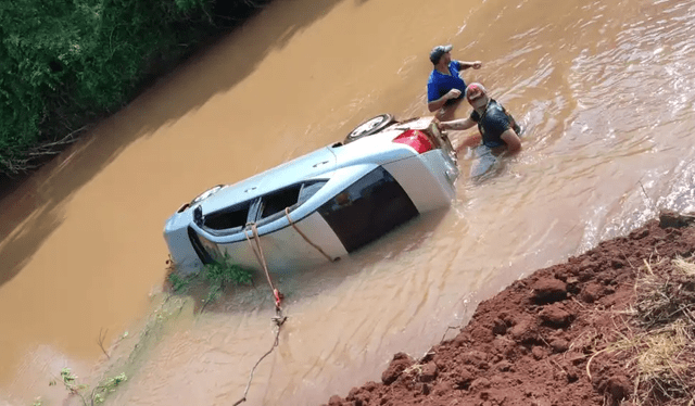  Policía encontró en el río Yñaro un auto utilizado en el robo al banco en Naranjal. Foto: Última Hora.    