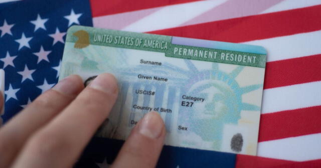 La renovación de la Green Card es crucial para evitar problemas legales. Para mantener tu estatus, solicita la eliminación de condiciones o renueva según corresponda. Foto: ADN 40   