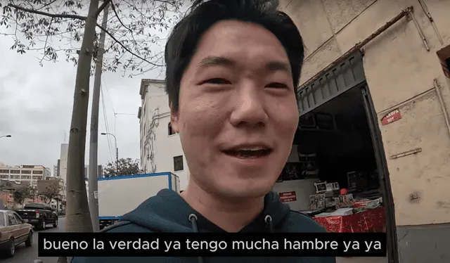  El joven coreano quedó maravillado por la delicia de la papa rellena. Foto: YouTube   