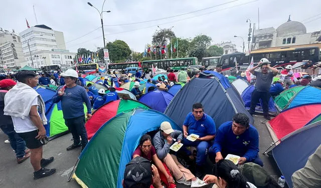 Mineros acampan en las afueras del Congreso mientras esperan que atiendan sus reclamos. Foto: Marcia Chahua   