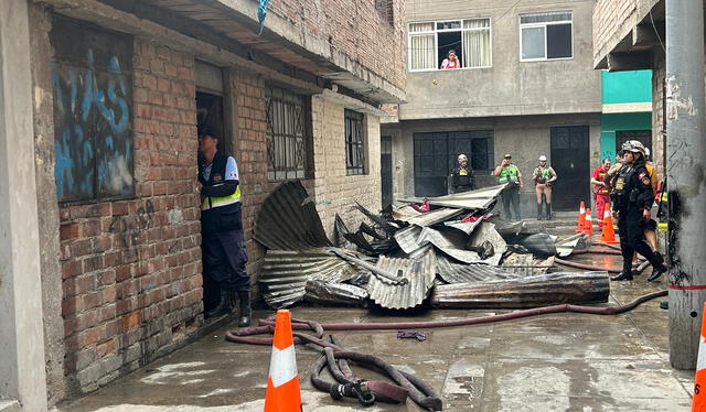 El Cuerpo General de Bomberos removió los escombros del lugar tras controlar la situación. Foto: Dayana Huerta.   