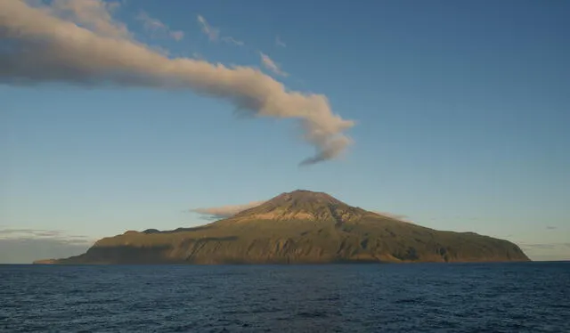  Tristán de Acuña es reconocida como la isla habitada más remota del mundo, ubicada en el Atlántico Sur, a miles de kilómetros de cualquier continente. Foto: Billiken   