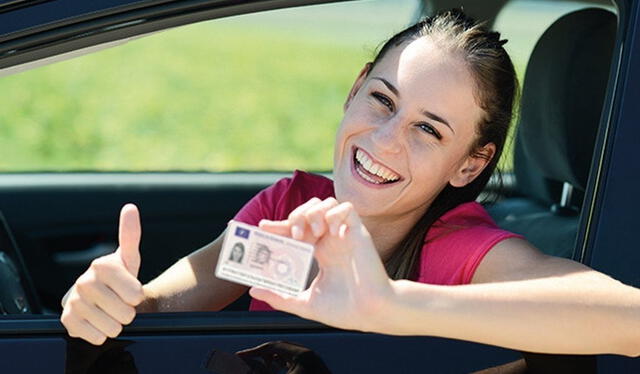 Las restricciones incluyen limitaciones para conducir de noche y la prohibición de llevar pasajeros menores de 20 años sin la supervisión de un adulto, garantizando mayor seguridad en las carreteras. Foto: Auto10.com   