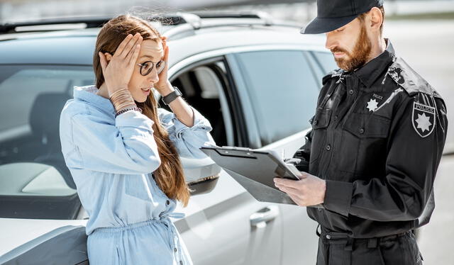  El Departamento de Vehículos Motorizados (DMV) detalla que las multas por conducir sin seguro oscilan entre 100 y 200 dólares, y pueden incrementarse considerablemente por reincidencias. Foto: Hispanos Emprendedores   